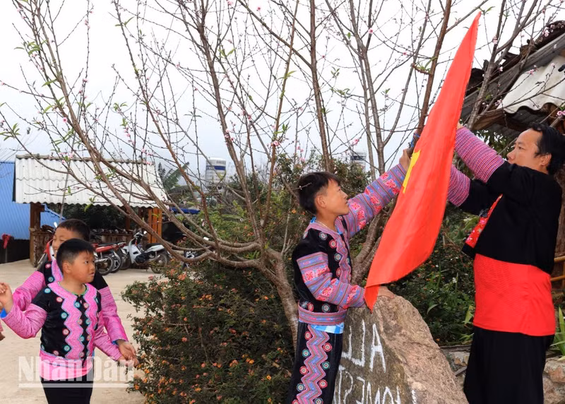 En saludo a la festividad tradicional, los lugareños suelen izar una nueva bandera nacional en la entrada a su hogar.