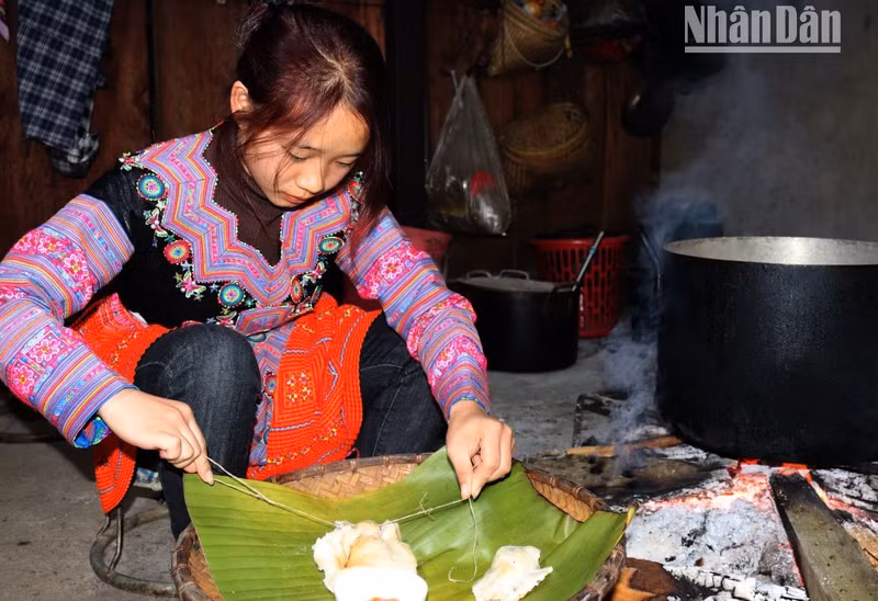 Las mujeres H’Mong aprenden a coser ropa y preparar el “banh day” desde pequeñas. Los días festivos como estos, las féminas de todas las edades pueden ayudar en la cocina.