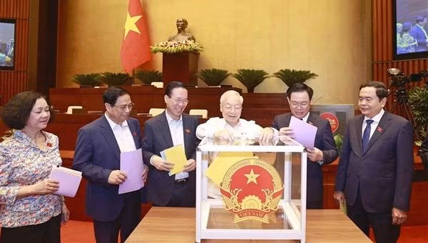 El secretario general Nguyen Phu Trong y otros dirigentes del Partido y del Estado emiten votos de confianza. (Fotografía: VNA)