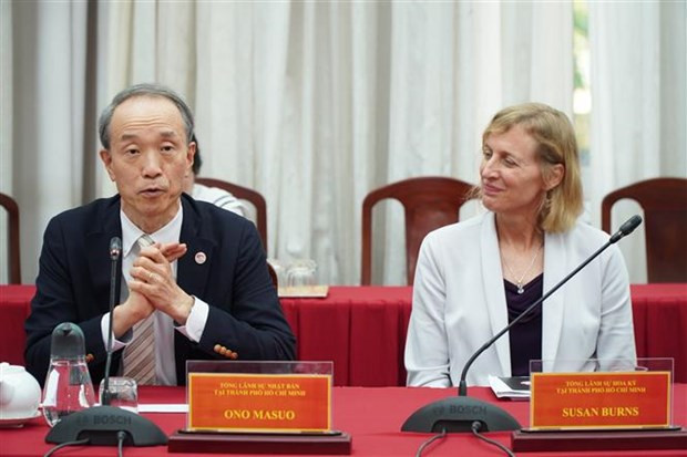 Los cónsules generales de Japón y Estados Unidos. (Fotografía: VNA)