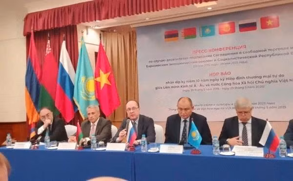 En la conferencia de prensa. (Fotografía: thuonggiaoonline.vn)