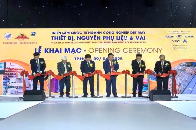 En la ceremonia de inauguración de SaigonTex & SaigonFabric 2025. (Fotografía: VNA)