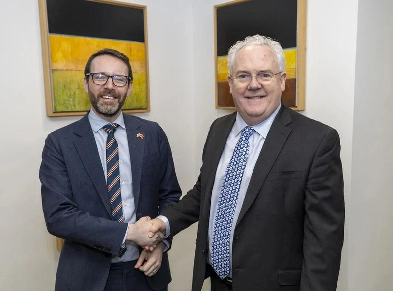 El embajador británico en Vietnam, Iain Frew (izquierda), y el profesor Gerry McCormac, vicerrector de la Universidad de Stirling. (Fotografía: Embajada del Reino Unido en Vietnam)