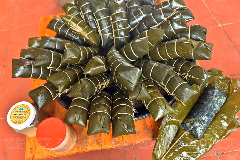 El polvo de carbón de árbol “nuc nac” brinda un sabor único para Banh Chung Den.