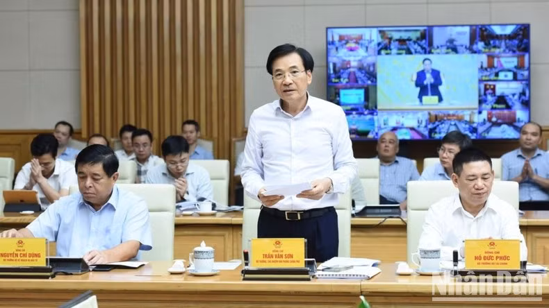 El ministro y jefe de la Oficina del Gobierno, Tran Van Son