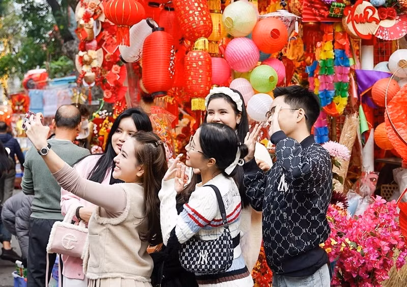 El mercado de flores de Hang Luoc atrae a muchos jóvenes.