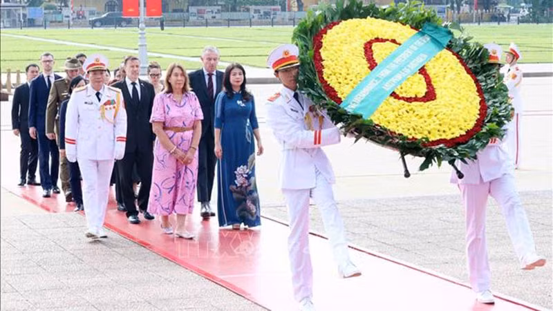 La titular del Senado australino, de visita oficial en el país indochino, viene a depositar una ofrenda floral en homenaje al Presidente Ho Chi Minh.