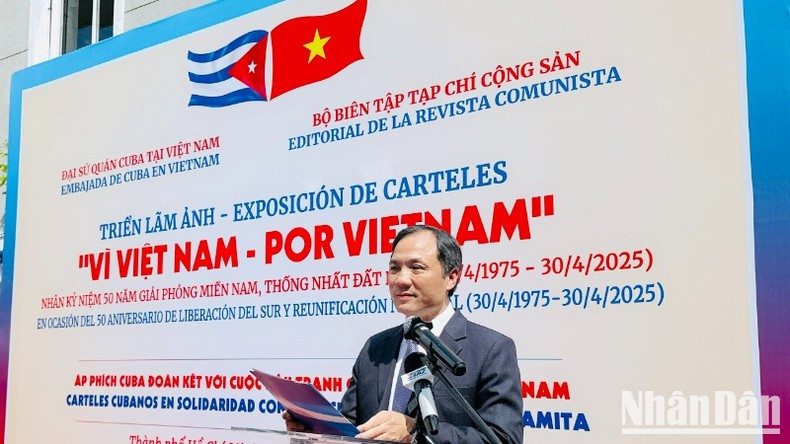 Hoang Trung Dung, editor jefe de Communist Review, habla en el evento. (Fotografía: Nhan Dan)