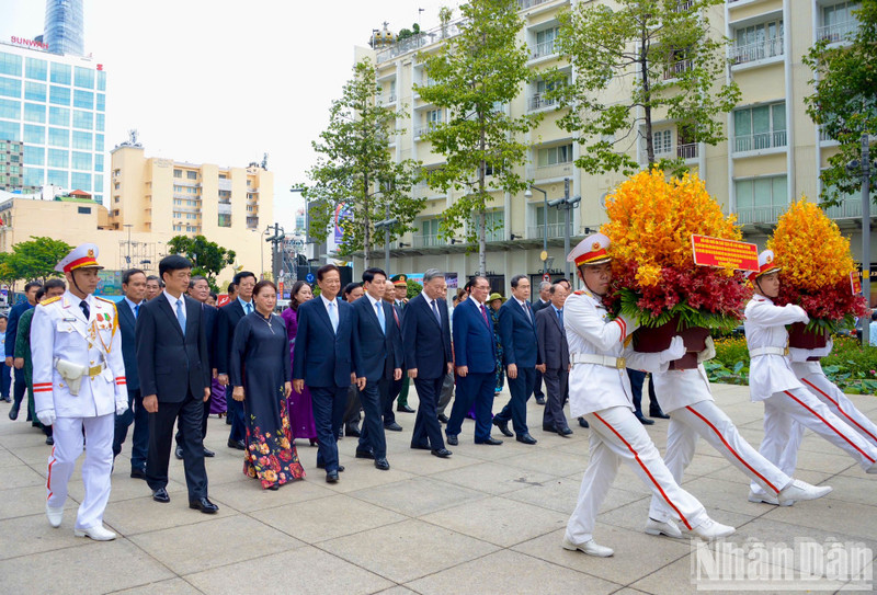 La delegación en el Parque del Monumento dedicado al Presidente Ho Chi Minh en el distrito 1. (Fotografía: Nhan Dan)