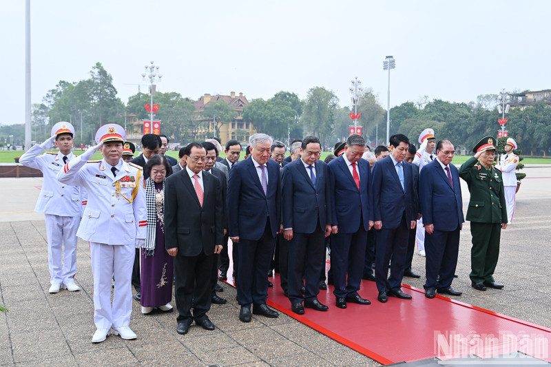 Una delegación de alto rango de representares del Comité Central del Partido Comunista de Vietnam, el Estado, la Asamblea Nacional, el Gobierno y el Frente de la Patria depositan ofrendas florales ante el Mausoleo dedicado al Presidente Ho Chi Minh. (Fotografía: Nhan Dan)