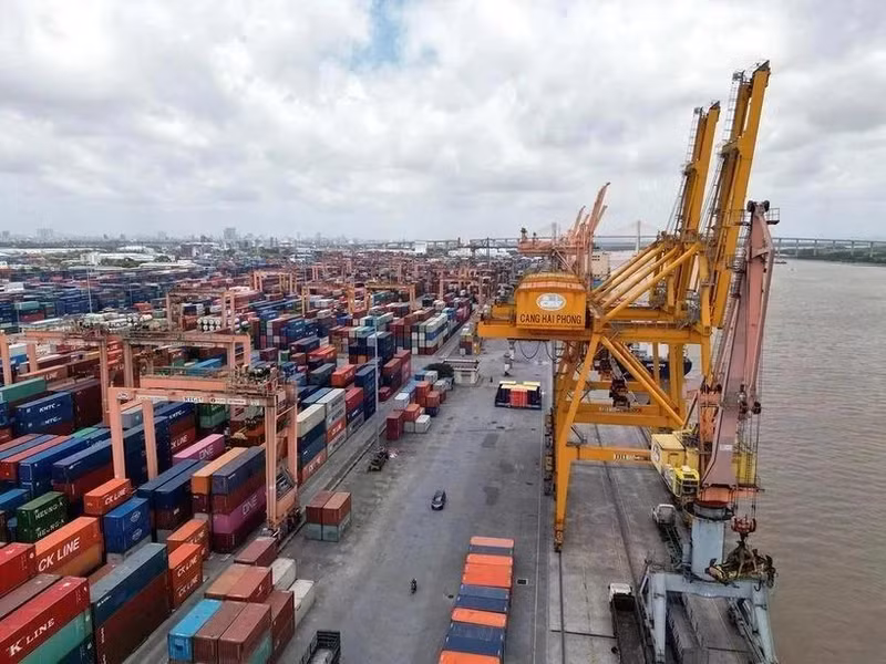 El sistema portuario de la ciudad norteña de Hai Phong aspira a manejar 112 millones de toneladas de carga en 2025. (Fotografía: VNA)