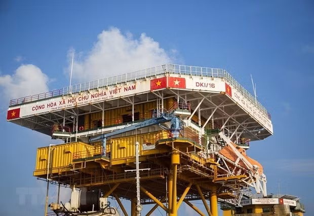 La plataforma DK1/16 en el bajío de Phuc Tan. La plataforma DK1/16 en el bajío de Phuc Tan.