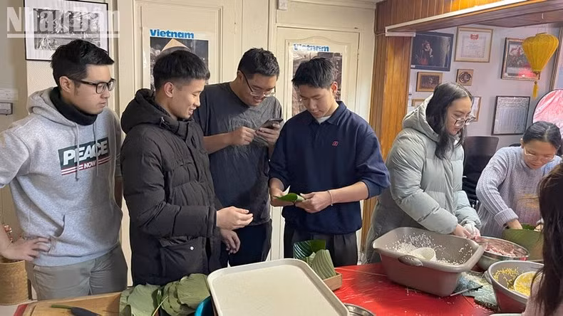 La actividad sirve de consuelo a los jóvenes que están lejos de casa durante estos días de reuniones familiares por el Tet.