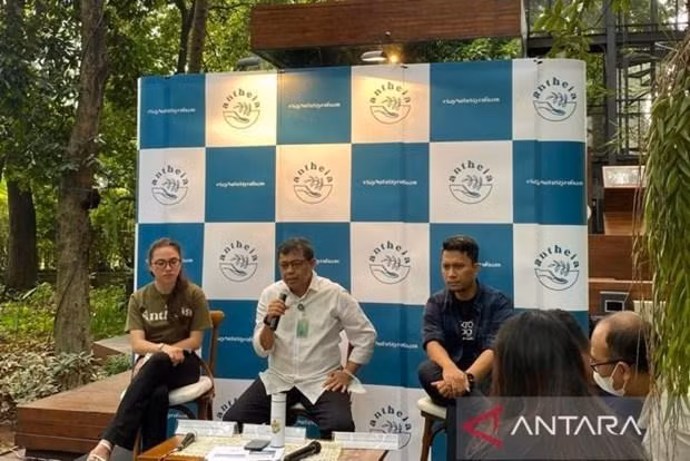 El director de Gestión de Residuos del Ministerio de Medio Ambiente y Silvicultura, Novrizal Tahar (centro). (Fotografía: VNA)