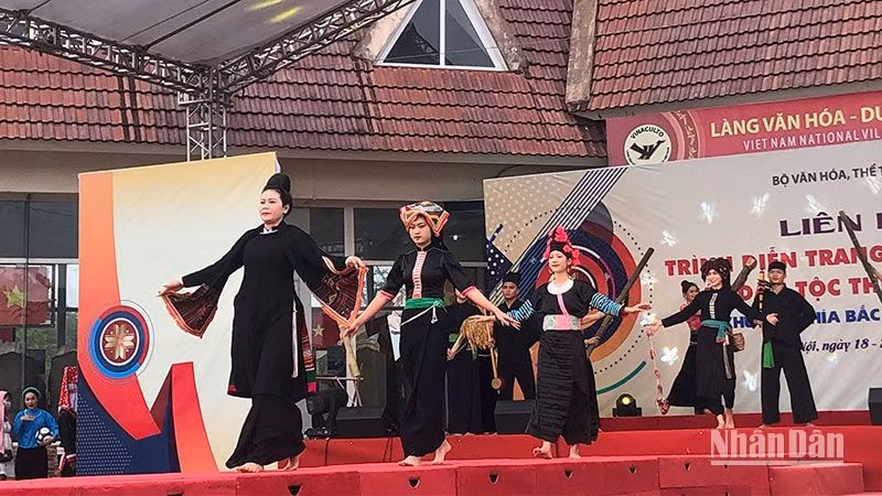 Una presentación de trajes étnicos en la Aldea. (Fotografía: Nhan Dan)