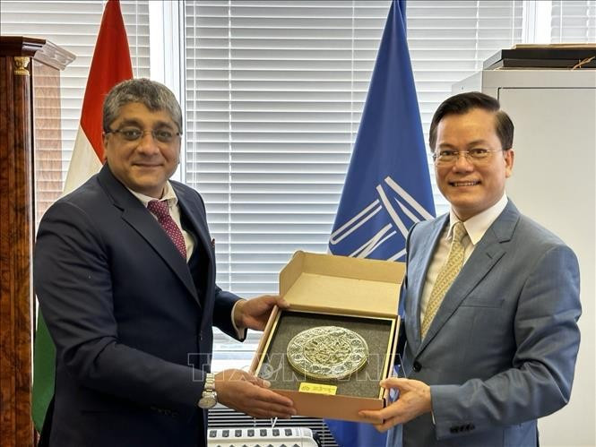 El vicecanciller vietnamita Ha Kim Ngoc (derecha), presidente del Comité Nacional para la Unesco, y el titular del Comité del Patrimonio de la Humanidad, Vishal Sharma. (Fotografía: VNA)