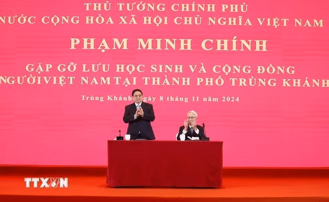 El jefe de Gobierno en el encuentro con compatriotas en Chongqing.