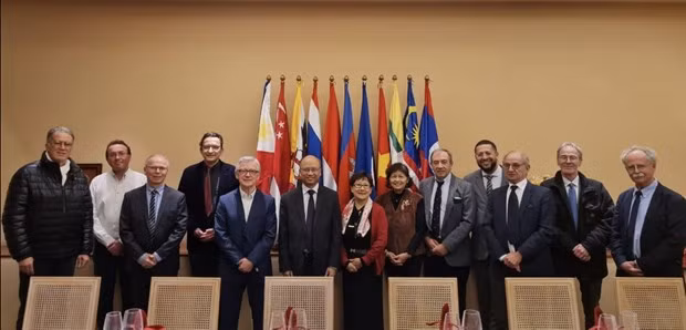 El embajador de Hanói en París, Dinh Toan Thang, y miembros de la Asociación Médica Franco-Vietnamita. (Fotografía: VNA)