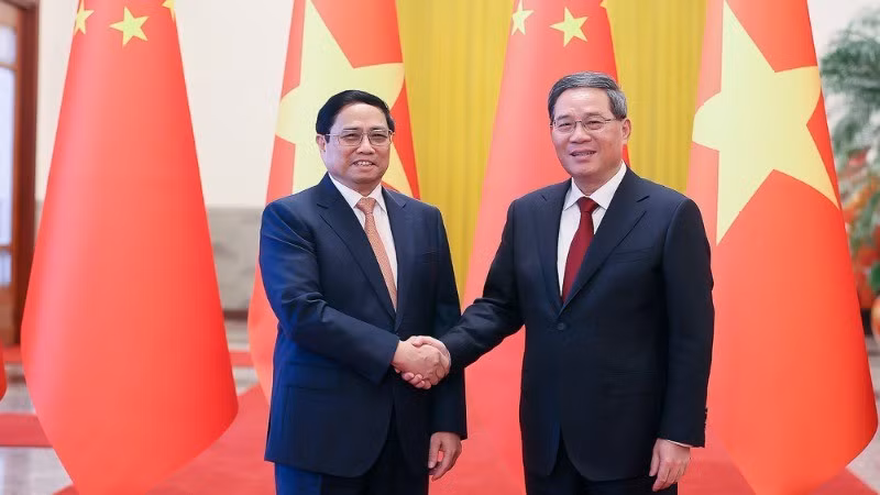 El primer ministro de Vietnam, Pham Minh Chinh (izquierda), y su par chino, Li Qiang, en su visita al país vecino en junio de 2023. (Fotografía: VGP)