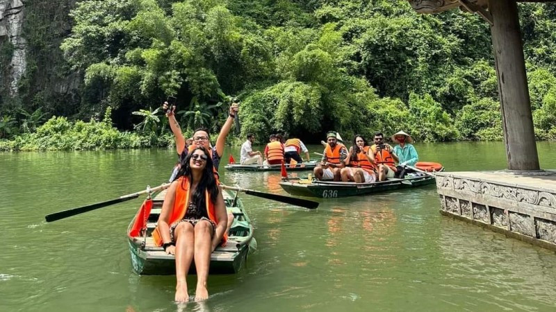 Turistas extranjeros en el complejo paisajístico de Trang An, en la norteña provincia vietnamita de Ninh Binh. (Fotografía: Nhan Dan)