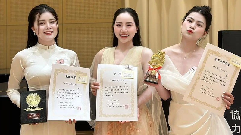 Las tres concursantes vietnamitas en el concurso. (Fotografía: Nhan Dan)
