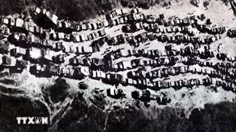 Vehículos militares del ejército títere congestionan la Carretera 7 mientras se retiran de las Tierras Altas Centrales. (Foto: VNA)