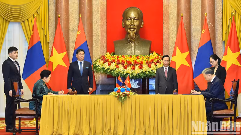 En presencia de los dos jefes de Estado, el Ministerio de Seguridad Pública de Vietnam firma con el Ministerio de Justicia y Asuntos Internos de Mongolia un memorando de entendimiento sobre el intercambio de información y la cooperación en gestión de la inmigración. En presencia de los dos jefes de Estado, el Ministerio de Seguridad Pública de Vietnam firma con el Ministerio de Justicia y Asuntos Internos de Mongolia un memorando de entendimiento sobre el intercambio de información y la cooperación en gestión de la inmigración.