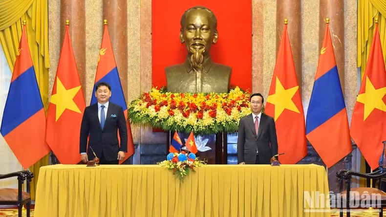 El presidente de Vietnam, Vo Van Thuong, y su homólogo mongol, Ukhnaagiin Khurelsukh. El presidente de Vietnam, Vo Van Thuong, y su homólogo mongol, Ukhnaagiin Khurelsukh.
