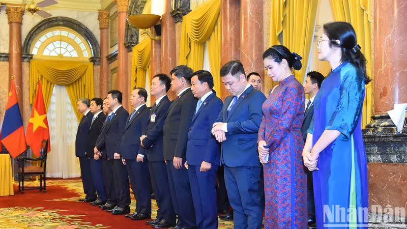 Representantes del país anfitrión en el acto. Representantes del país anfitrión en el acto.