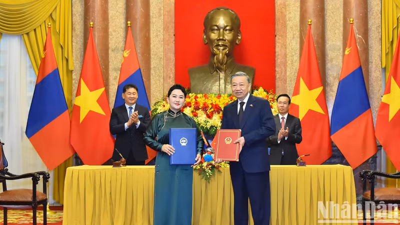 El Ministerio de Seguridad Pública de Vietnam también suscribe un memorando de entendimiento con el Ministerio de Justicia y Asuntos Internos de Mongolia sobre la cooperación en la prevención y lucha contra los delitos transnacionales relacionados con las drogas. El Ministerio de Seguridad Pública de Vietnam también suscribe un memorando de entendimiento con el Ministerio de Justicia y Asuntos Internos de Mongolia sobre la cooperación en la prevención y lucha contra los delitos transnacionales relacionados con las drogas.