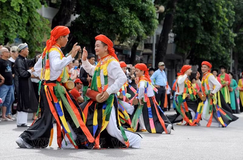 La danza "Con di danh bong" es una famosa danza tradicional de Thang Long (nombre antiguo de Hanói).
