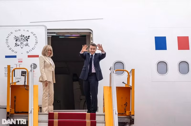 El presidente francés, Emmanuel Macron, y su esposa, Brigitte Macron, parten de Hanói. (Fotografía: dantri.com.vn)