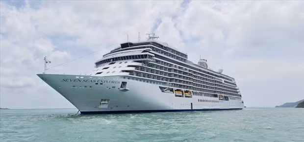 Crucero Seven Seas Explorer, en la bahía de Nha Trang. (Fotografía: VNA)