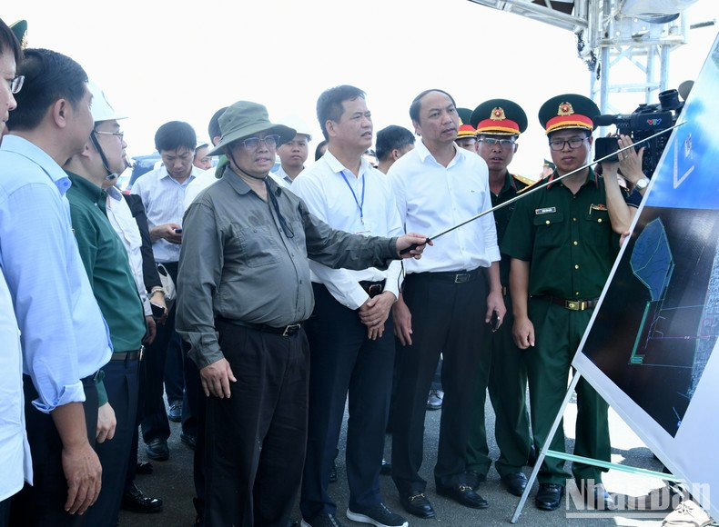 El primer ministro Pham Minh Chinh inspecciona el puerto internacional de pasajeros de Phu Quoc. (Fotografía: Nhan Dan)