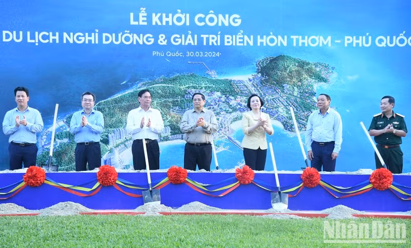 El primer ministro de Vietnam, Pham Minh Chinh, y otros delegados asisten a la ceremonia del inicio de construcción del complejo turístico. (Fotografía: Nhan Dan)