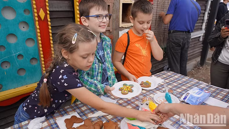 Los pequeños panaderos dan toques finales a sus productos.