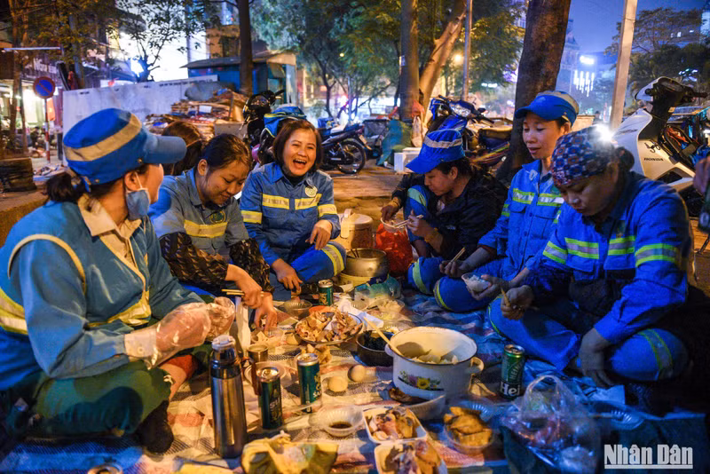 Cada vez que se aproxima la fiesta, aumenta el volumen de basura por recolectar. Pero los trabajadores de limpieza están de guardia día y noche con una actitud optimista. Para ellos, la remuneración más valiosa son las palabras de ánimo de los ciudadanos y gestos como regalar los mencionados platos.