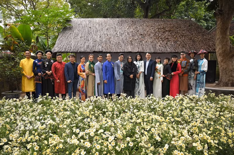 Representantes del comité organizador y los diseñadores participantes en el programa. (Fotografía: phunuvietnam.vn)