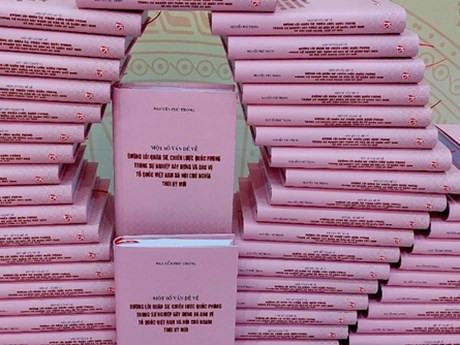 El libro refleja el pensamiento del máximo dirigente político de Vietnam acerca del liderazgo y las direcciones sobre la salvaguardia nacional. (Fotografía: baochinhphu.vn)