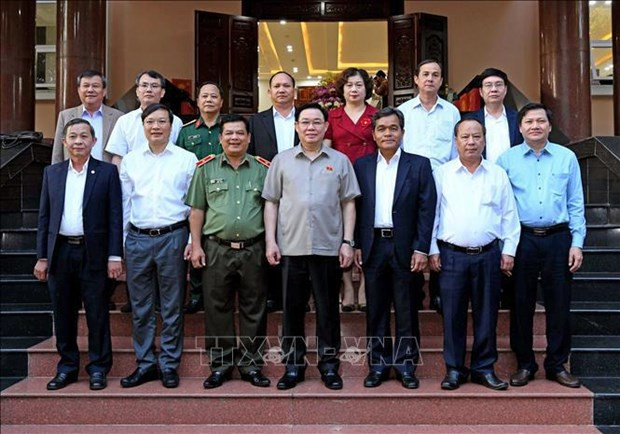El presidente de la Asamblea Nacional, Vuong Dinh Hue, y dirigentes del Comité del Partido Comunista de Vietnam en Gia Lai. (Fotografía: VNA)