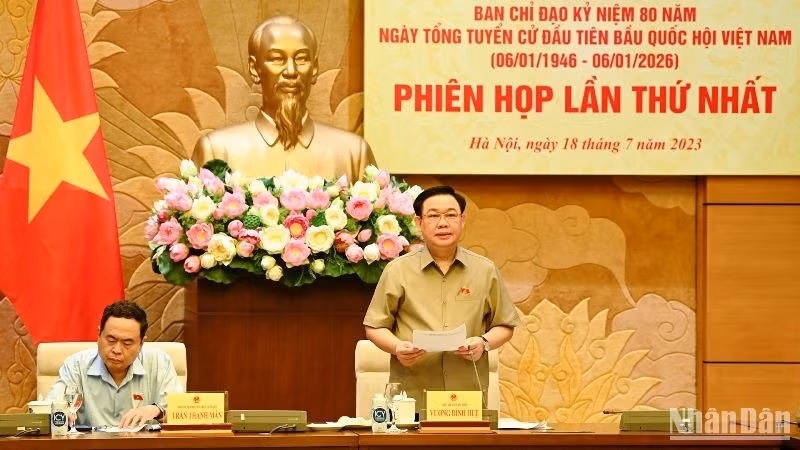 El presidente de la Asamblea Nacional de Vietnam, Vuong Dinh Hue, dirige la reunión. (Fotografía: Nhan Dan)