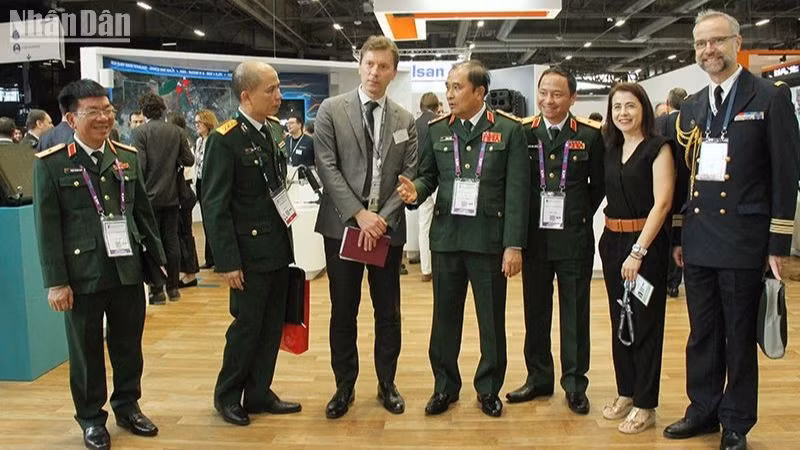 La delegación vietnamita visita la exposición de industria de defensa Eurosatory. (Fotografía: Nhan Dan)