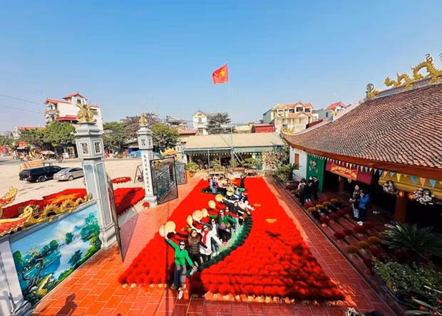 Los turistas locales disfrutan de un nuevo recorrido que conecta el centro de Hanói con el área suburbana del distrito de Ung Hoa. (Fotografía: hanoimoi.vn)