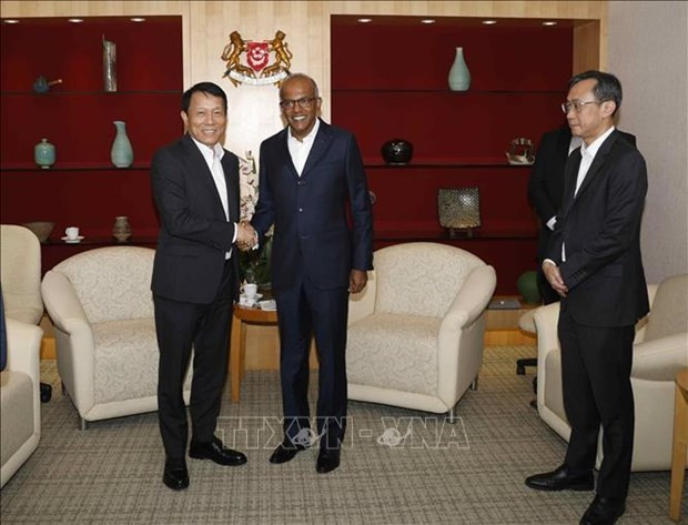 El viceministro de Seguridad Pública de Vietnam Luong Tam Quang realiza una visita de cortesía al ministro del Interior y del Derecho de Singapur, K. Shanmugam. (Fotografía: VNA) 