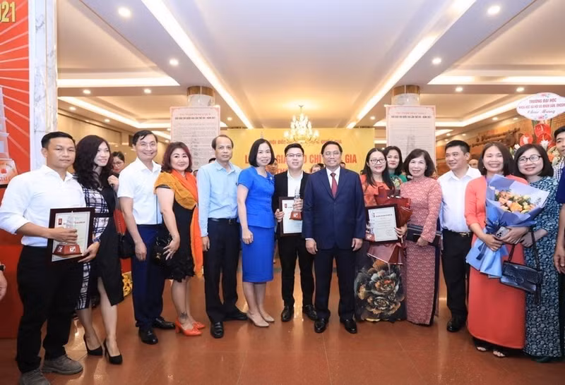 El primer ministro Pham Minh Chinh se tomó fotos con líderes y reporteros de la Agencia Vietnamita de Noticias galardonados en el XVI Premio Nacional de Periodismo.