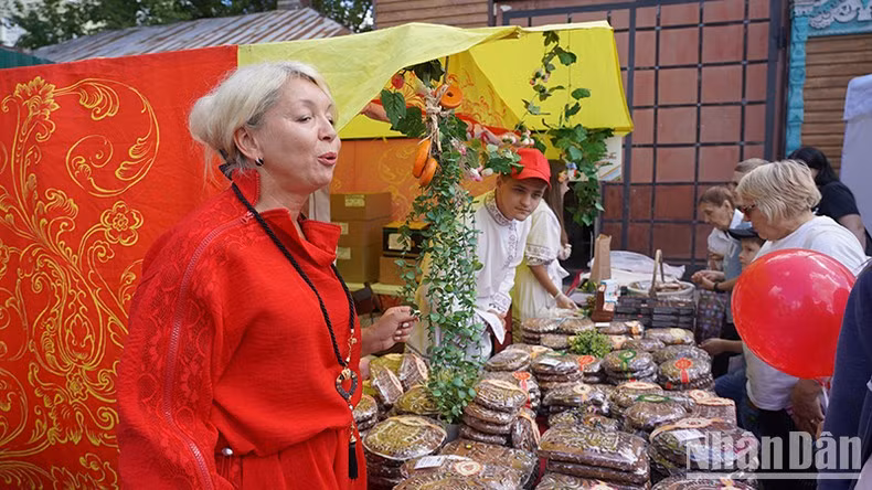Los mejores panaderos artesanos y familias renombradas en esta rama culinaria de toda Rusia traen a la cita sus exquisitos productos. Presentan también a los compradores características, tradiciones y costumbres vinculadas con el consumo de dicho pan.