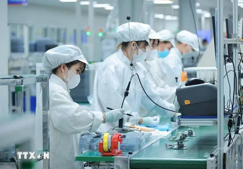 En la empresa Bumjim Electronics Vina, con el cien por cien del capital de inversión de Corea del Sur. (Fotografía: VNA)