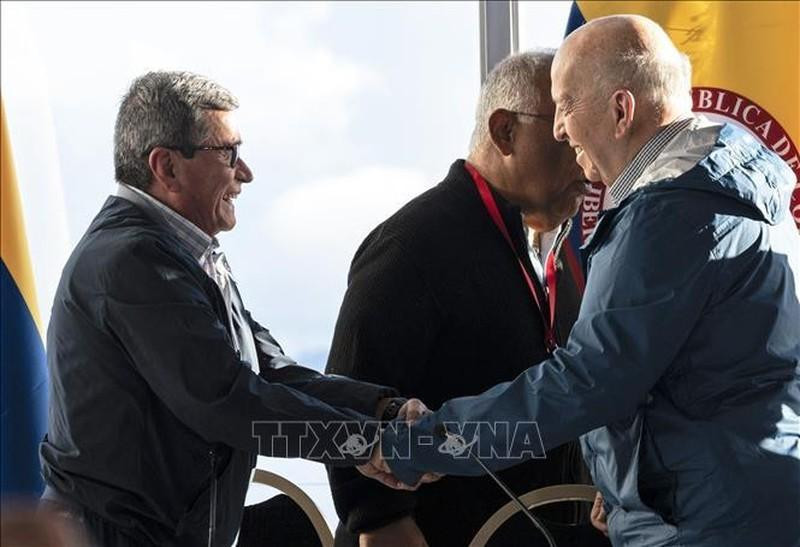 Otty Patiño (derecha), representante de la delegación del Gobierno colombiano para la actividad, y Pablo Beltrán, jefe del equipo negociador del ELN, en la rueda de prensa posterior a los diálogos de paz en Caracas, la capital venezolana, el 21 de noviembre de 2022. (Fotografía: AFP/VNA)