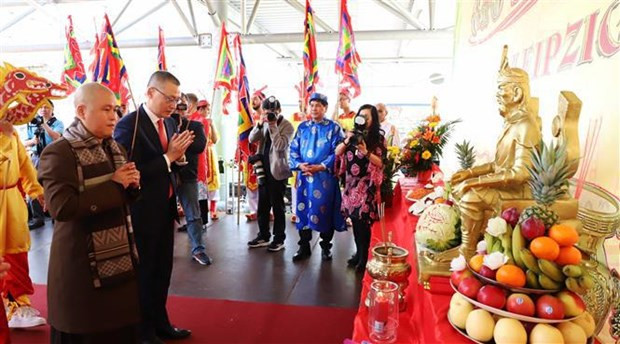 El Venerable Thich Thong Dat, abad de la Pagoda Phuc Lam, y el Embajador Vu Quang Minh colocaron ofrendas e inciensos a los Reyes Hung. (Fotografía: VNA)
