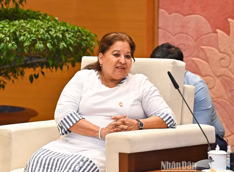 La visitante da sus palabras. La visitante da sus palabras.